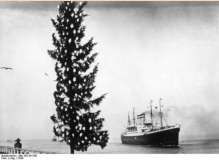 Der Seemanns-Weihnachtsbaum 1938 an der Cuxhavener Alten Liebe. Im Hintergrunde der heimkehrende Schnelldampfer "Hansa", ehem. `Albert Ballin, der Hamburg-Amerika-Linie.