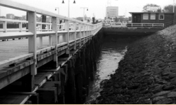 Die ehemalige ebenerdige Holzbrücke vor 1981. Quelle: Macmoin