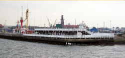 Alte Liebe von der Elbe her. Im Hintergrund links Feuerschiff ELBE 1 am Sommerliegeplatz, in Bildmitte der Turm der HAPAG-Hallen. Quelle: RaBoe-Wikipedia (s.u.)