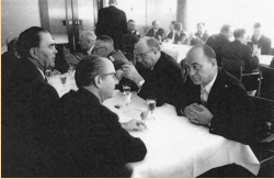 Betriebsfeier 1969, vermutlich zur Eröffnung der Produktion in Bremervörde. Ganz links Max Schmeling, rechts vorn Mützelfeldt, dahinter D. Schröder
