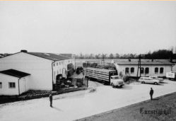 Betriebsgebäude am Döser Seedeich mit LKW zur Lieferung an das Zwischenlager Zeven.