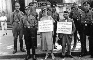 Aufstellung von Dankner und Edelmann vor dem Gebude der NSDAP in der Marienstrae, heute ev. Gemeindehaus.