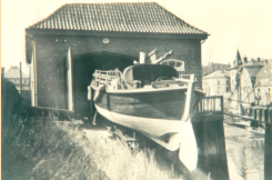 Rettungsboot `Ferdinand Laeisz vor dem neuen Bootsschuppen von 1927 im Ewerhafen