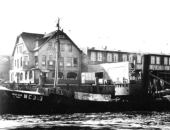 Fischereihafen-Restaurant mit angrenzender Fischhalle III nach 1914. Im Vordergrund Fischdampfer NC 353 - `Neufhr