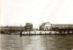 Blick ber den Alten Fischereihafen auf die Hafenstrae mit diversen Verwaltungsgebuden, der Gastwirtschaft, sowie links und rechts den Fischhallen