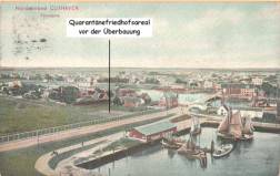 Kolirierte Fotografie des hinteren Fischereihafenbereiches um 1900. Vorn mitte Deutschlands erste Fischversteigerungshalle. Dahinter die Hafenstrae, rechts in Richtung Slippen.