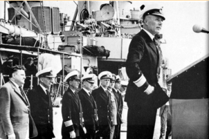 Nach den Flottenmanöver, 1959. Am Pult Konteradmiral Johannesson, links Verteidigungsminister F.J. Strauß