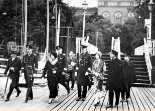 Staatsbesuch  bei der Reichsmarine in Kiel, 1929 o. 1939, von links in Uniform OLt. Johannesson, Konteradmirale Junker und Hansen, Bruder des Tenno