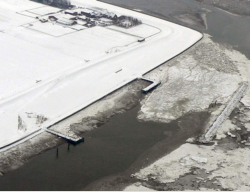 Anleger Neuwerk im Winter. Im Hintergrund der Hof Fischerhuser