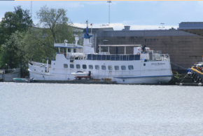 Alvira Madigan im Bllstraviken, Stockholm, an ihrem Liegeplatz, wo sie auch ausgebrannt war, Sommer 2006