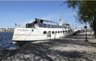 Momentaner Liegeplatz der Elvira Madigan im Sommer 2013 als Wohnschiff