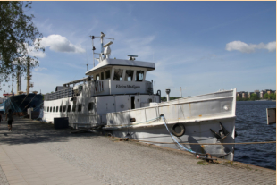 Momentaner Liegeplatz der Elvira Madigan im Sommer 2013 als Wohnschiff