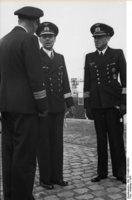Kommodore Ruge auf Inspektion bei der Minensucher-Floittille, 1941