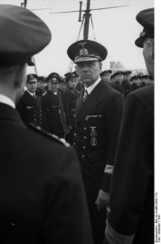 Kommodore Ruge auf Inspektion bei der Minensucher-Flottille, 1941