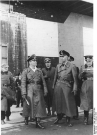 Admiral Ruge mit Feldmarschall Rommel wrend der Besichtigung einer Bunkeranlage des Westwalles in Frankreich, 1944