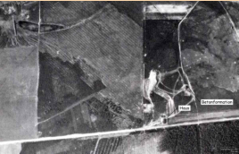 Luftbildausschnitt vom 18. April 1945 mit Bombentrichtern und zwei Gebäuden