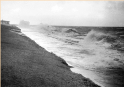 Ansturm des Wassers vor oder nach der Hochflut an Dser  Nordseedeich.