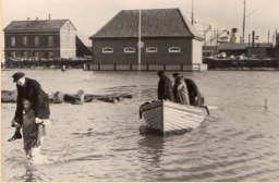 Abbergen von Personen aus dem überfluteten Hafenbereich.